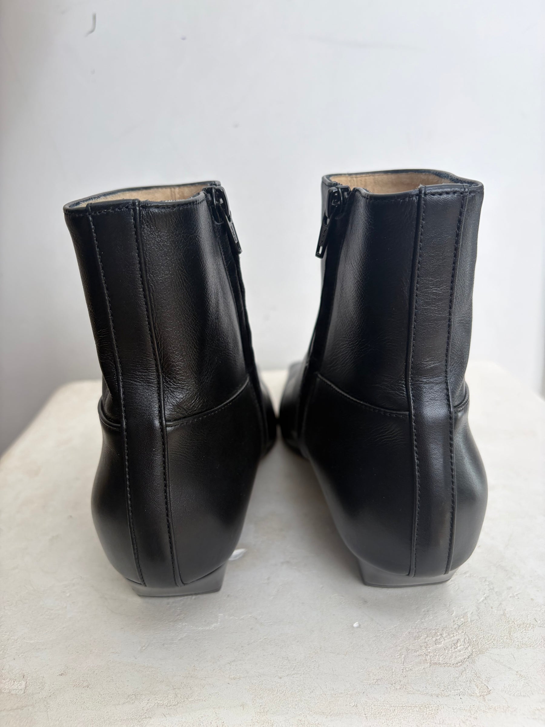 Khaite Black Leather ankle Boots, 39.5