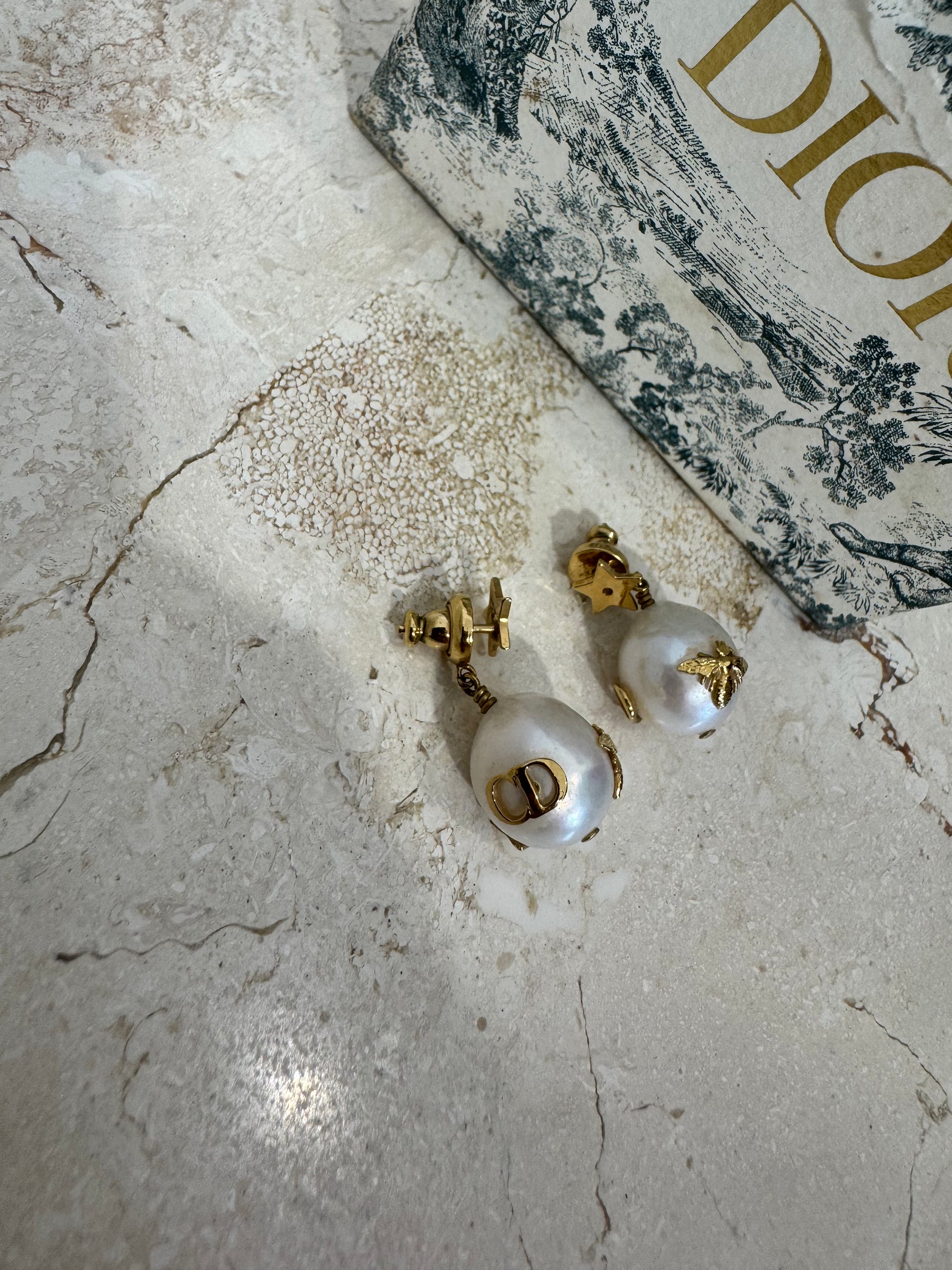 Dior Tribales Pearl Earrings Logo Bee Motif, 8 AU