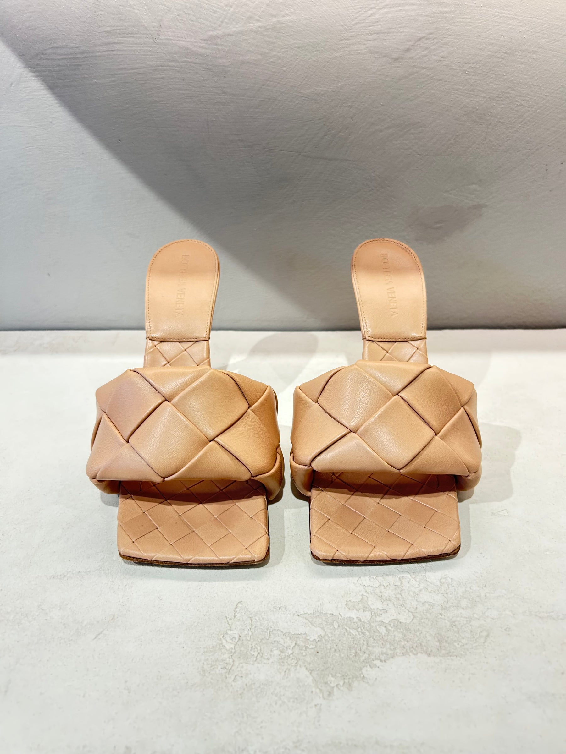 Bottega Veneta Lido Mules In Beige, 37