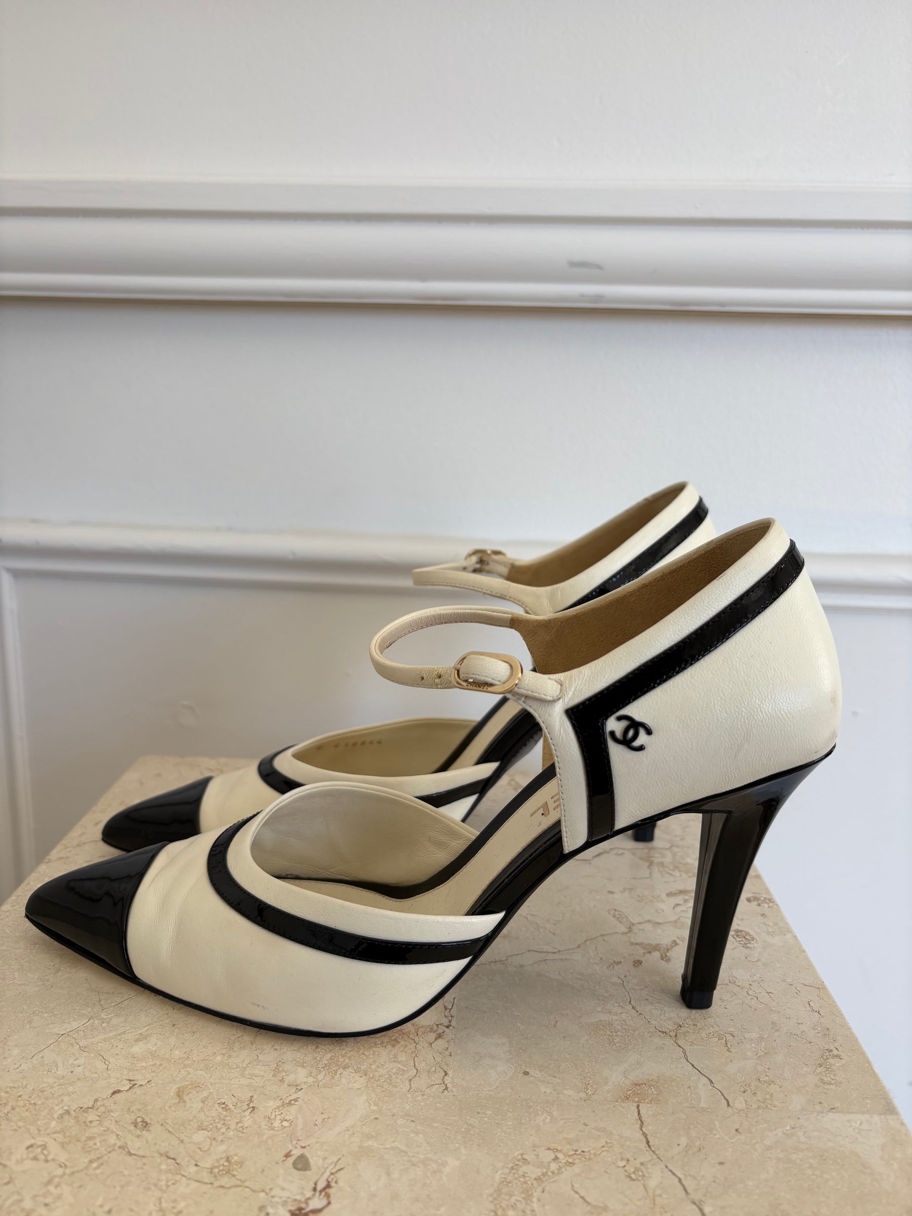 Chanel White and Black Leather Pointed Mary Janes, 41 C