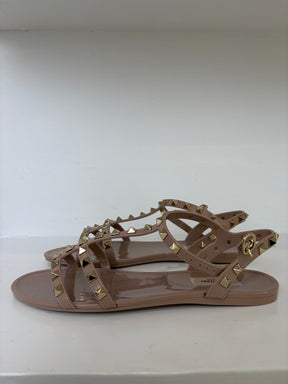 Valentino Garavani Rockstud Rubber Sandals In Poudré, 39