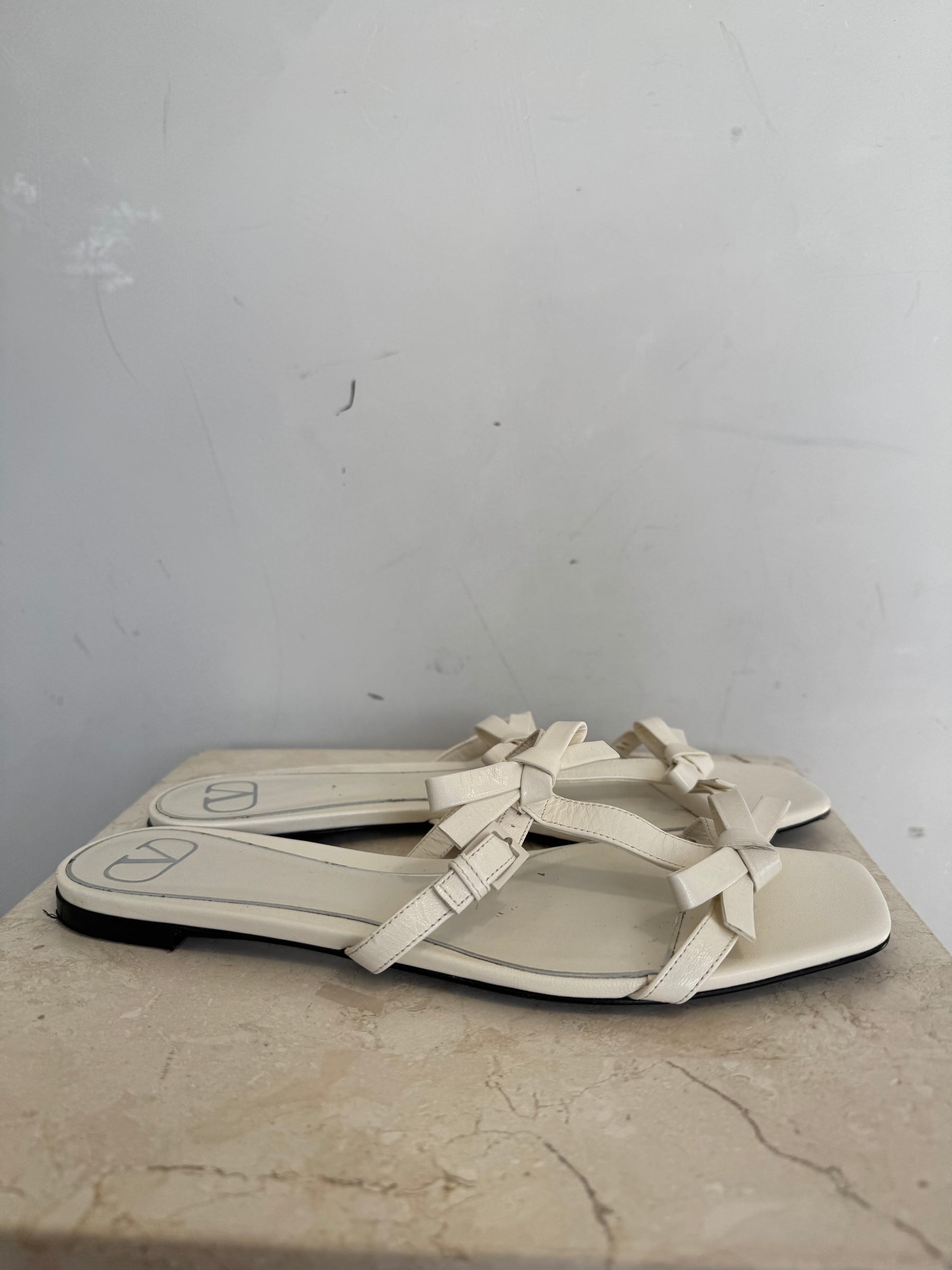 Valentino Garavani Cream Bow Detail Leather Sandals, 40
