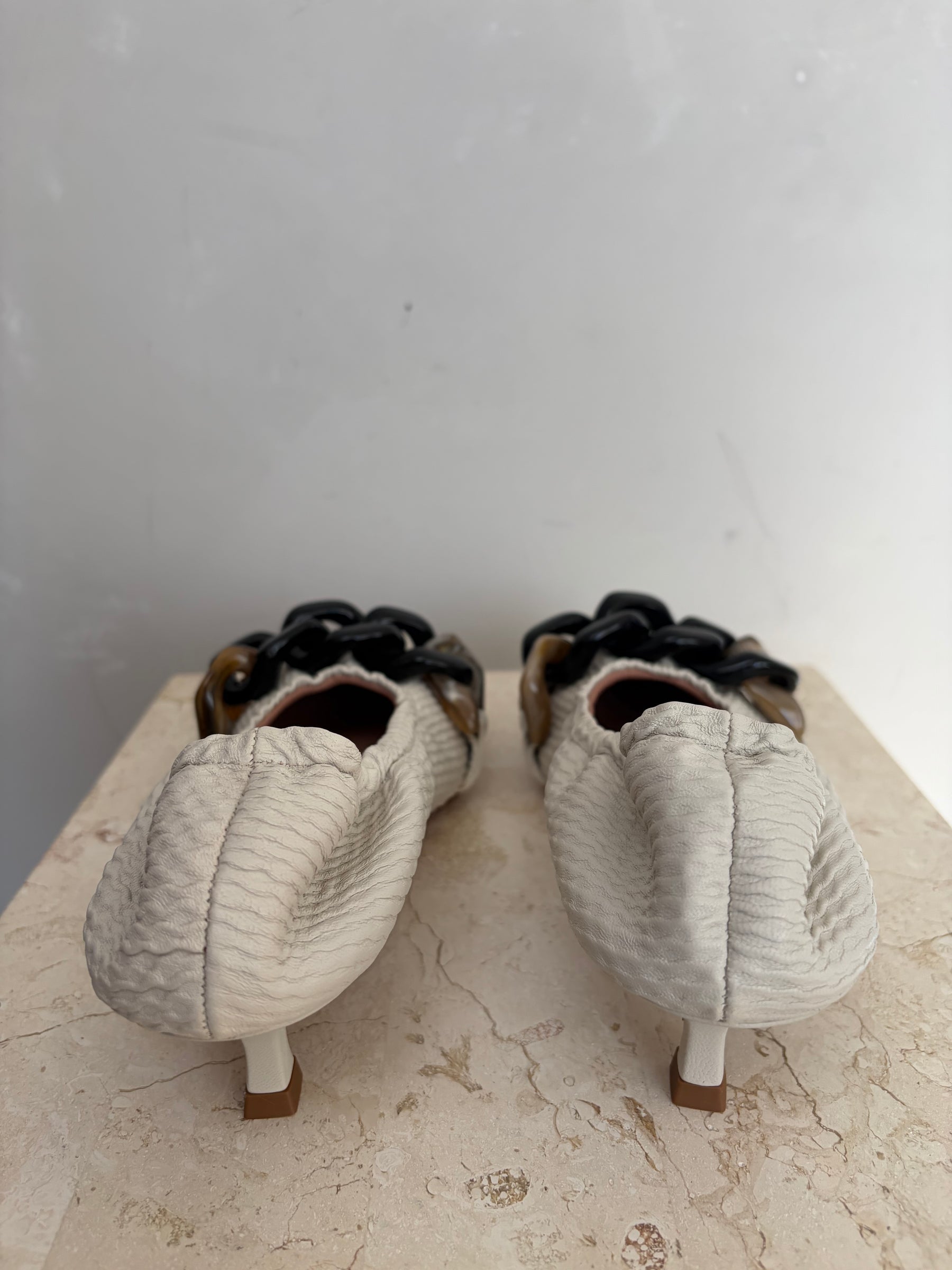Scanlan Theodore Off White Pumps With Black Tortoiseshell Chain Detail, 39