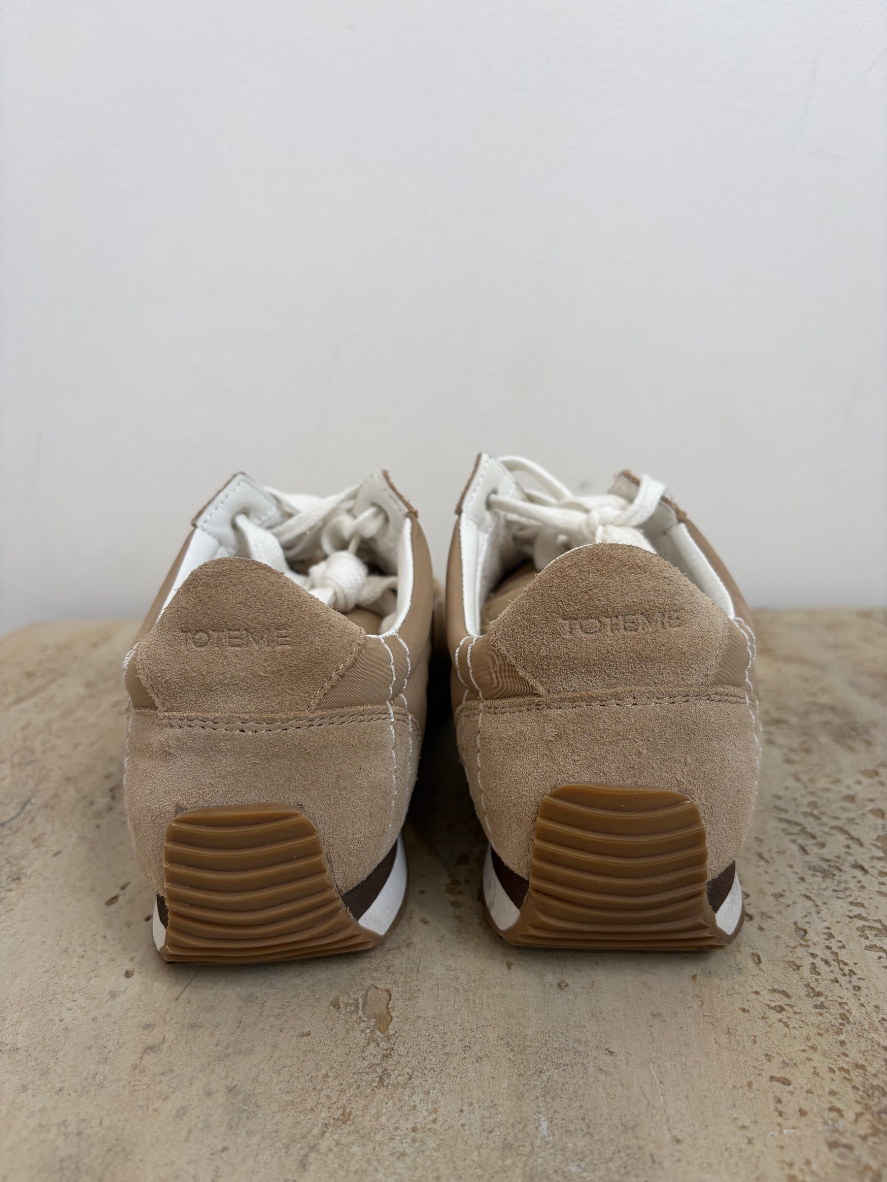 Totême Beige Nylon and Suede Quilted Runner, 37