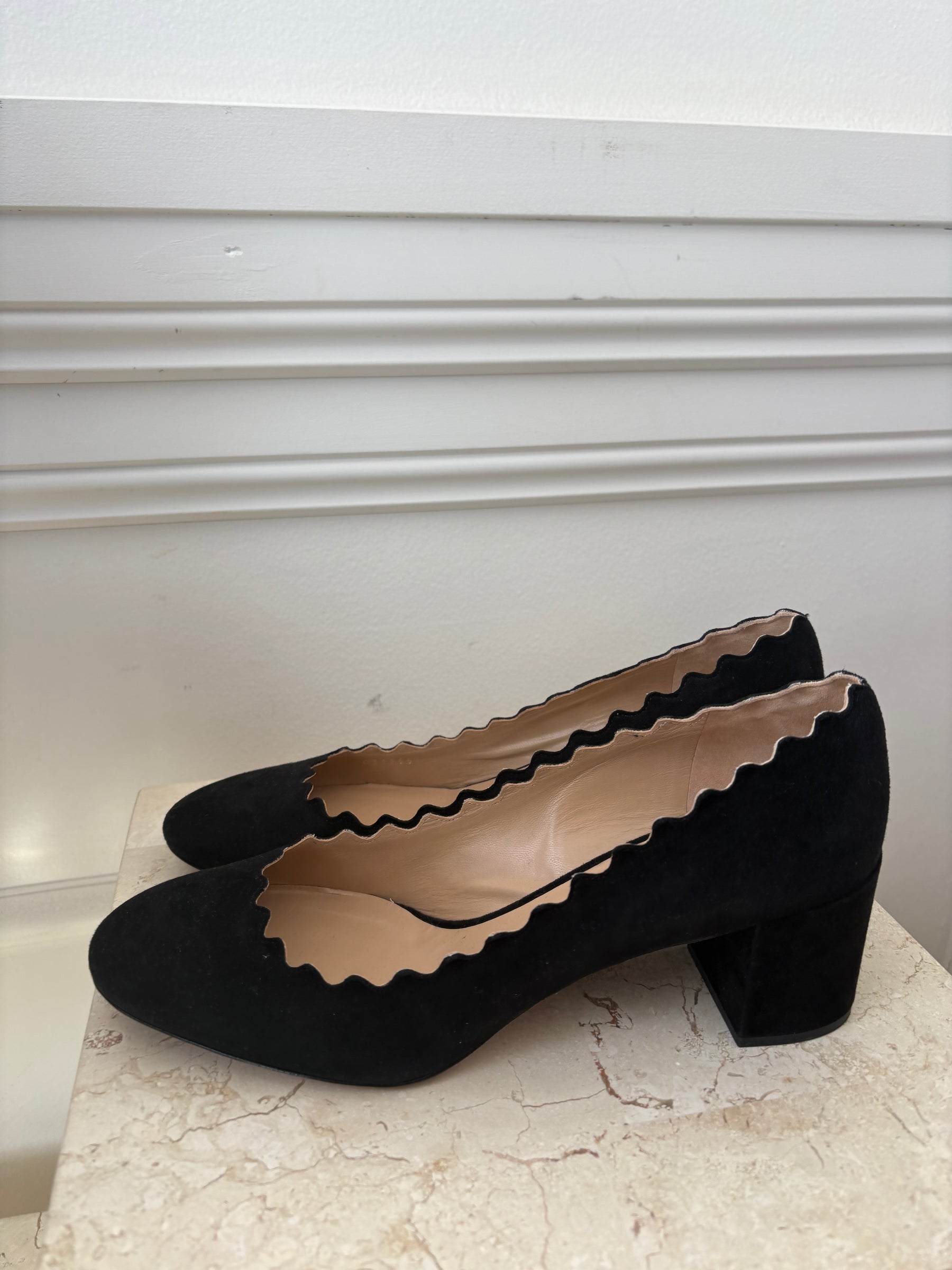 Chloe Suede Scalloped Pump In Black, 40