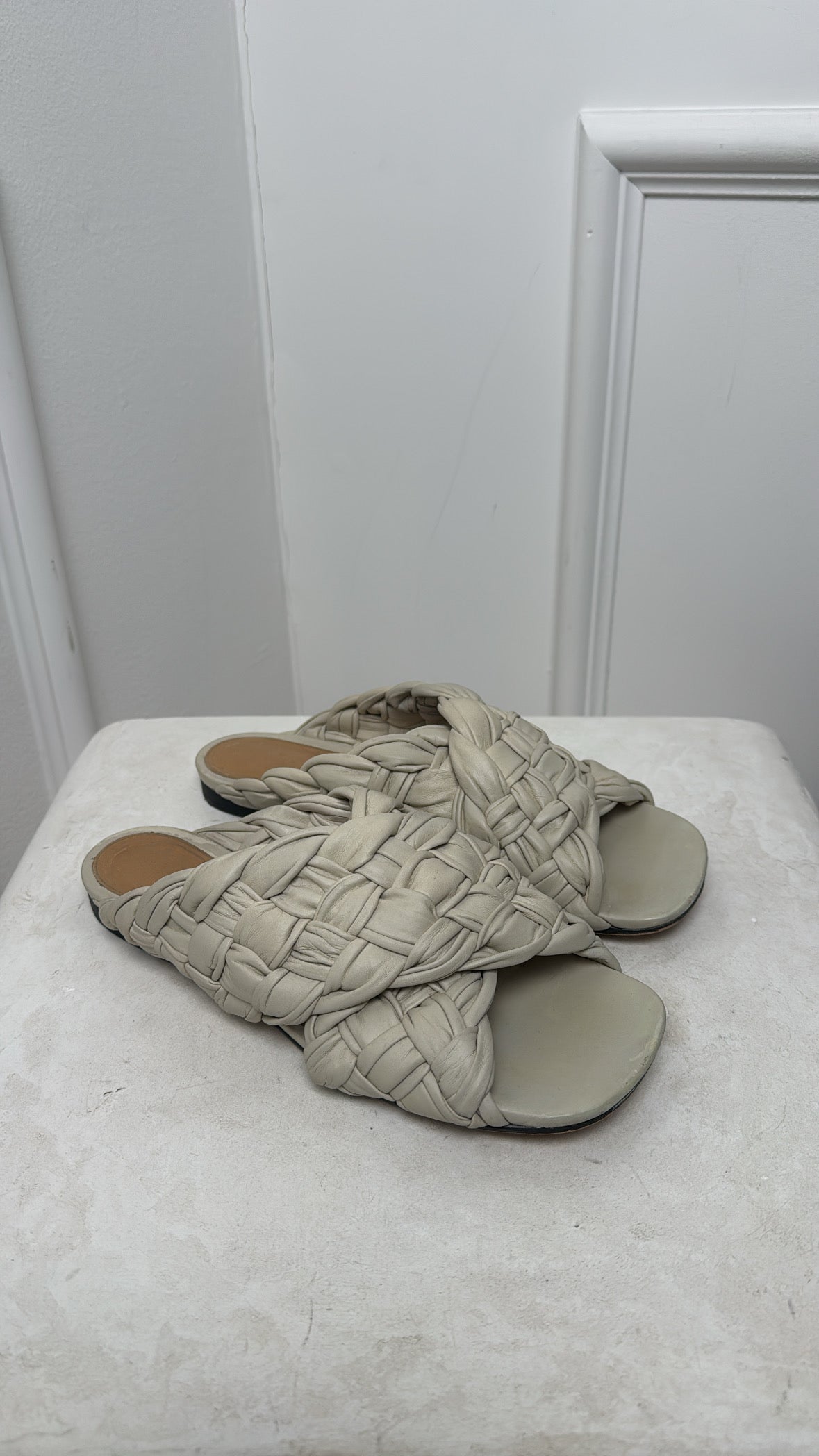 Bottega Veneta Cream Stone Woven Leather Slides, 39