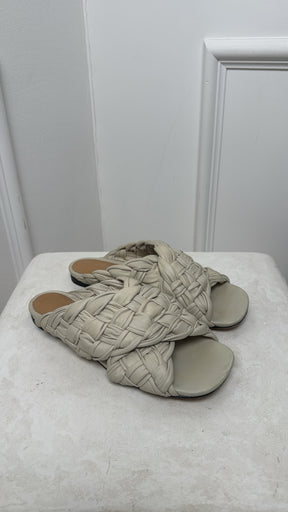 Bottega Veneta Cream Stone Woven Leather Slides, 39
