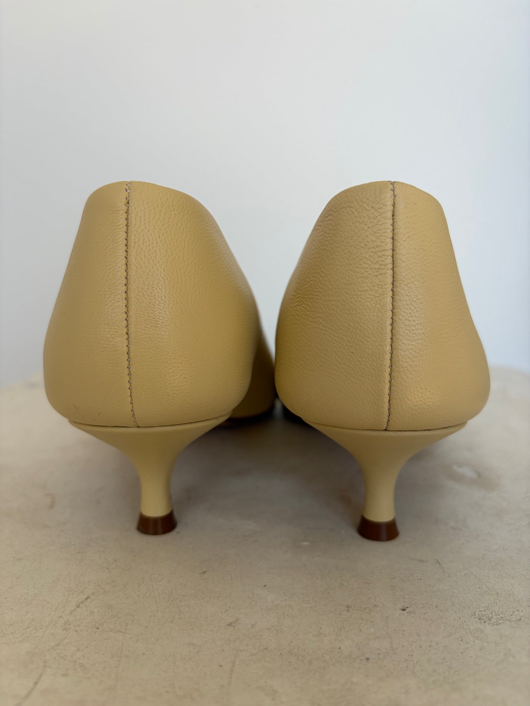 Le Monde Beryl Pointed Kitten Heel Pump In Custard, 39