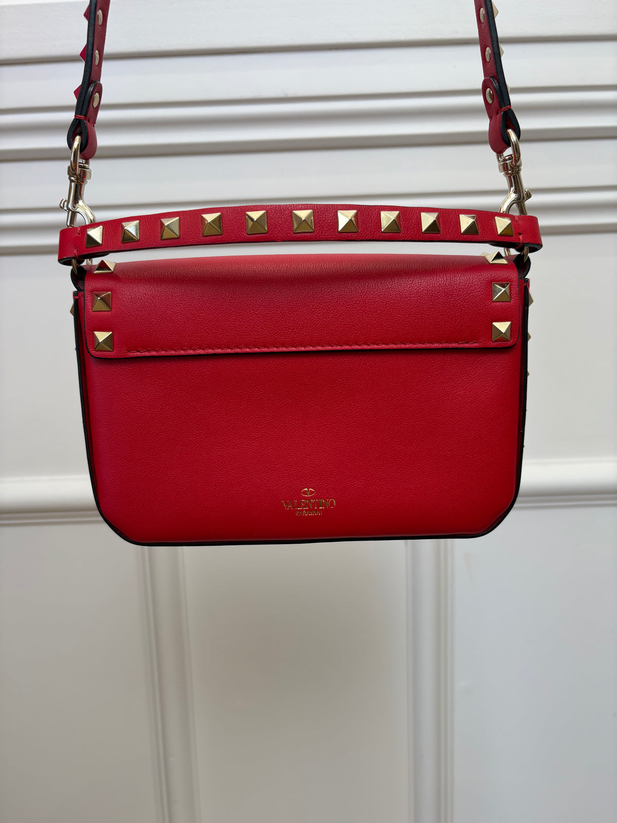 Valentino Garavani Rockstud Crossbody Bag In Red Grainy Leather