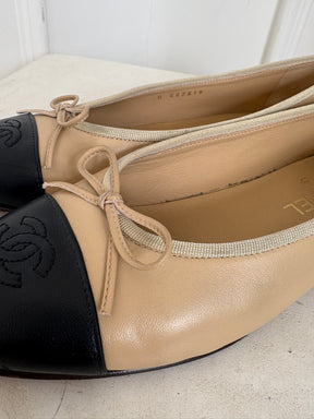 Chanel Beige and Black Leather Ballet Flats, 39