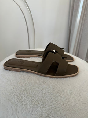 Hermès Etoupe Epsom Leather Oran Sandals, 40.5