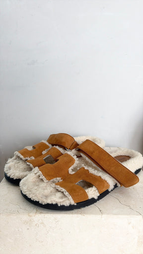 Hermès Tan Shearling Chypre Sandlas, 40