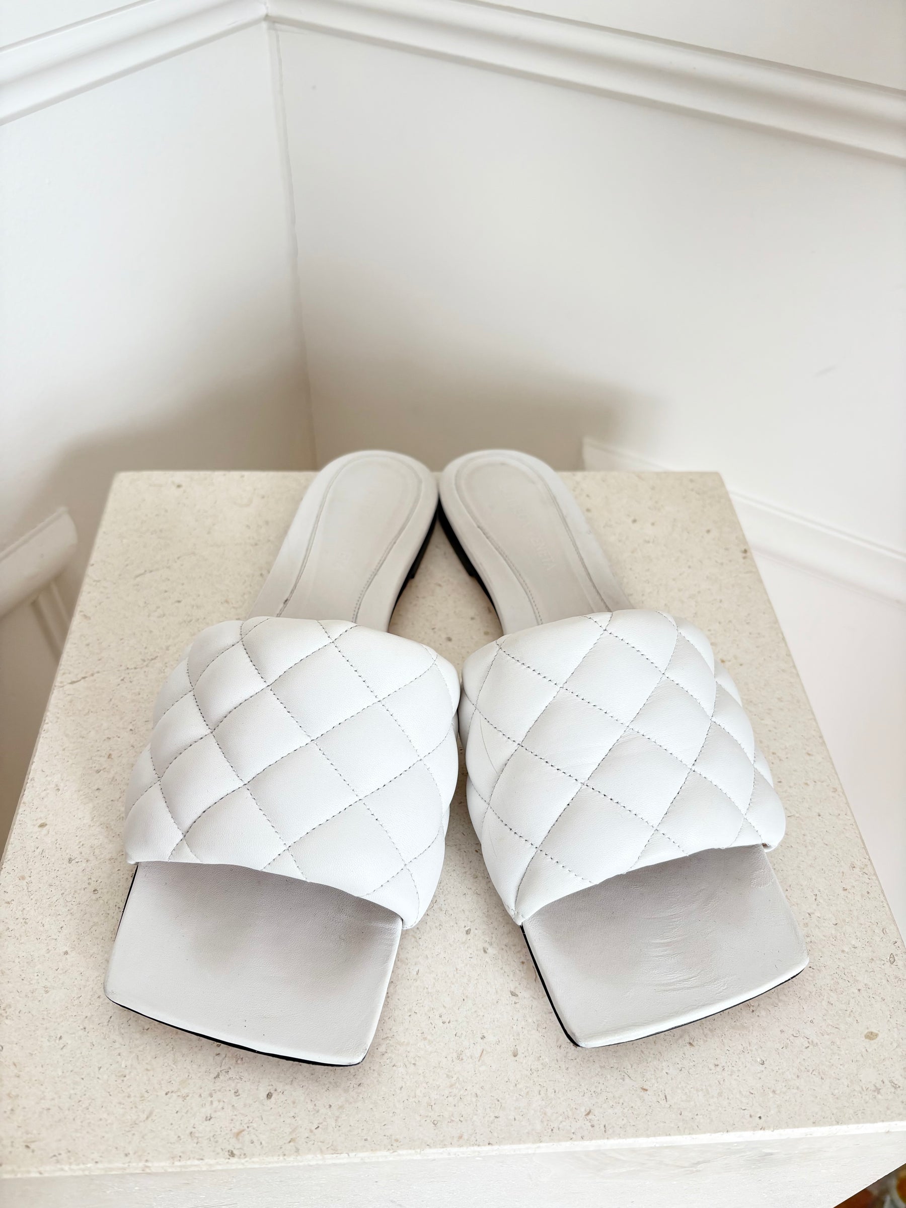 Bottega Veneta Padded Flat Sandal In Optic White, 41