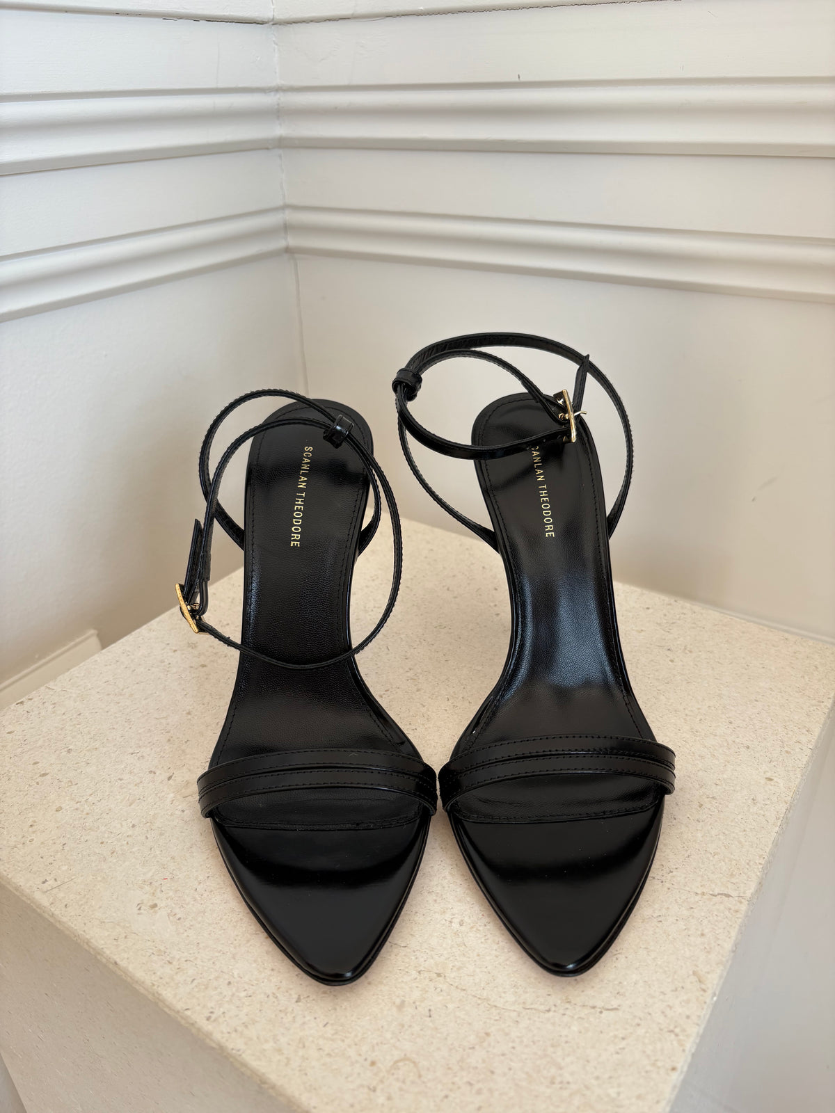 Scanlan Theodore Polished Pointed Sandals, 37