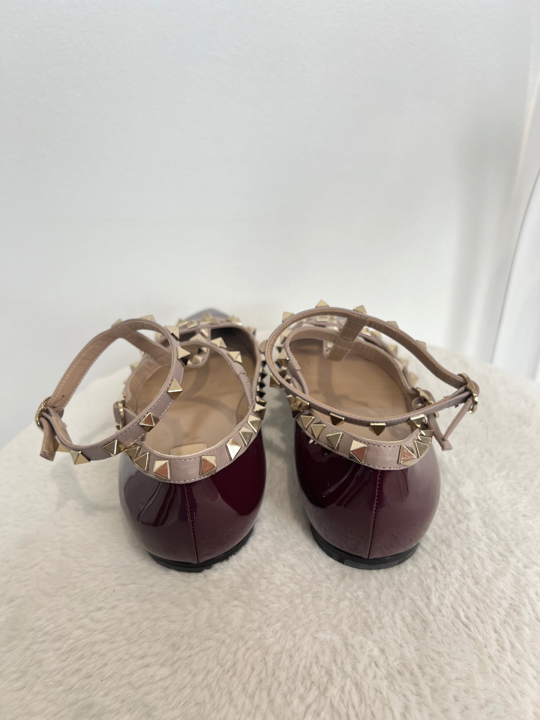 Valentino Garavani Burgundy Patent Pointed Rockstud Cage Flats, 40