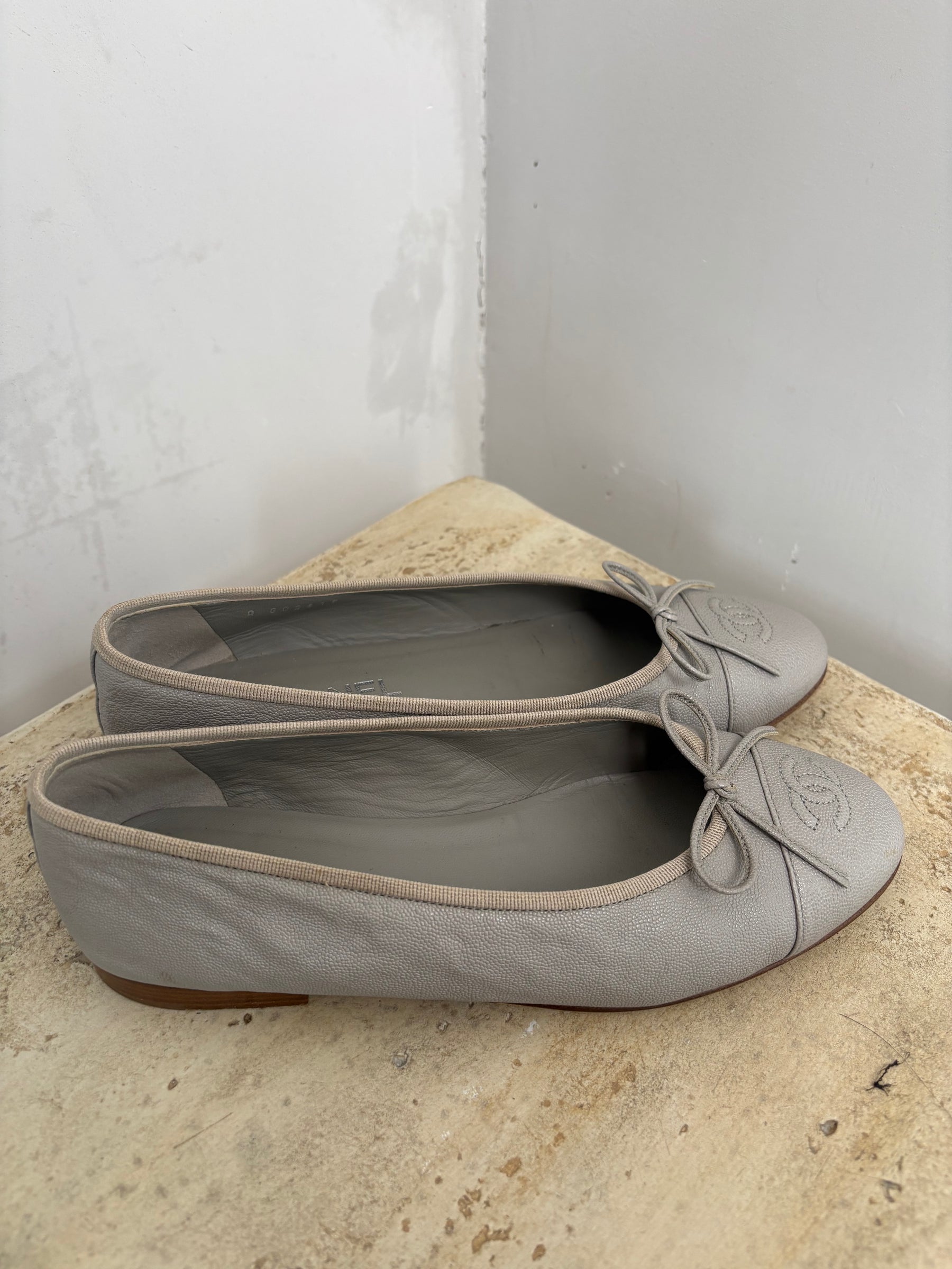 Chanel Grey Caviar Leather Ballet Flats, 39 C