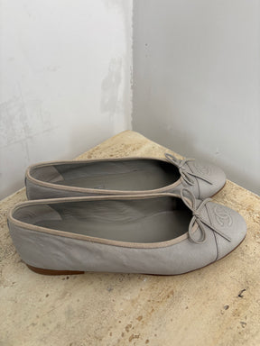 Chanel Grey Caviar Leather Ballet Flats, 39 C