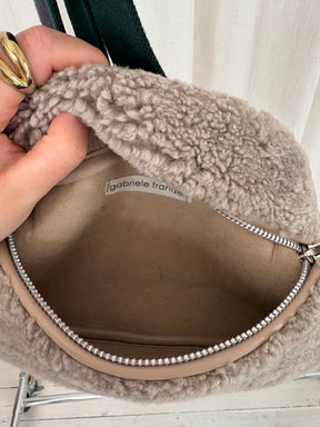 Gabriella Frantzer Cozy Belt bag In dust Aloe Square chain Honey