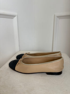 Chanel Beige and Black Leather Ballet Flats, 39