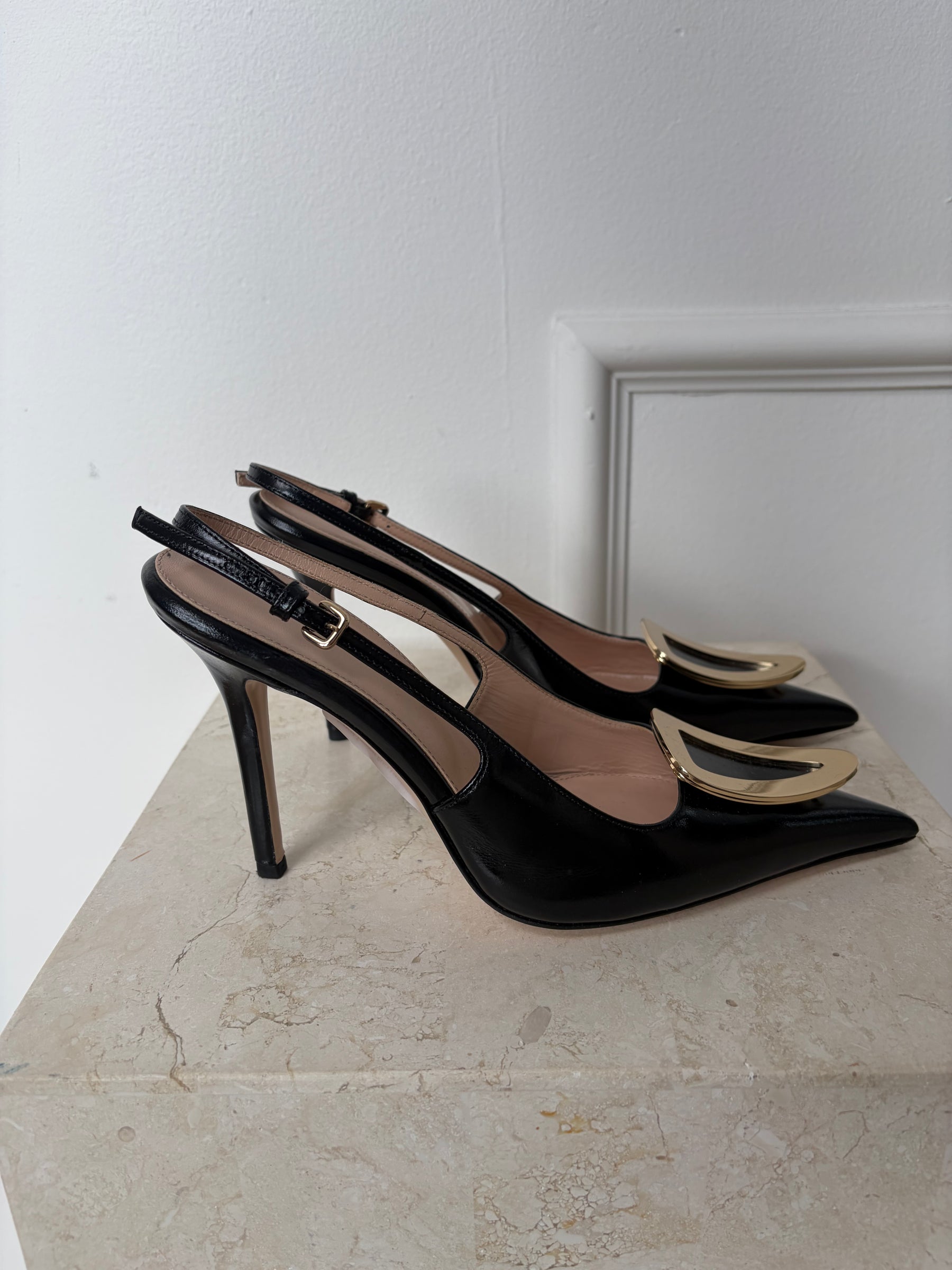 Scanlan Theodore Black Leather Pointed buckle Slingback Pumps, 38