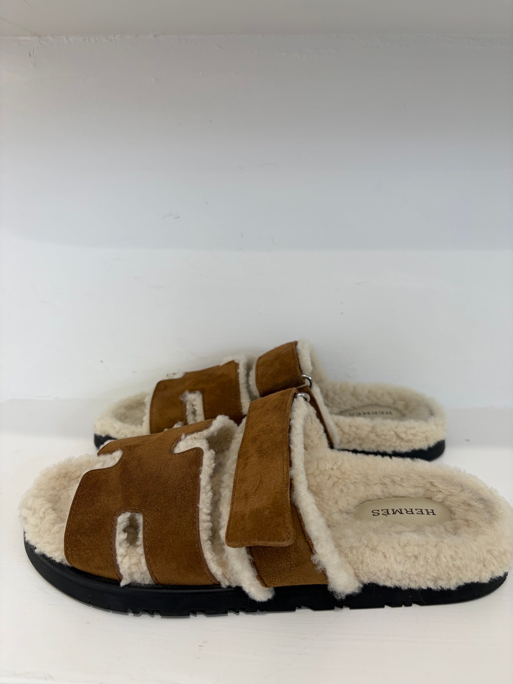 Hermès Tan Suede Shearling Lined Mens Chypre Sandals, 41