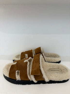 Hermès Tan Suede Shearling Lined Mens Chypre Sandals, 41