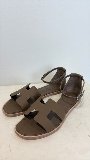 Hermès Etoupe Epsom Leather Santorini Sandals, 39