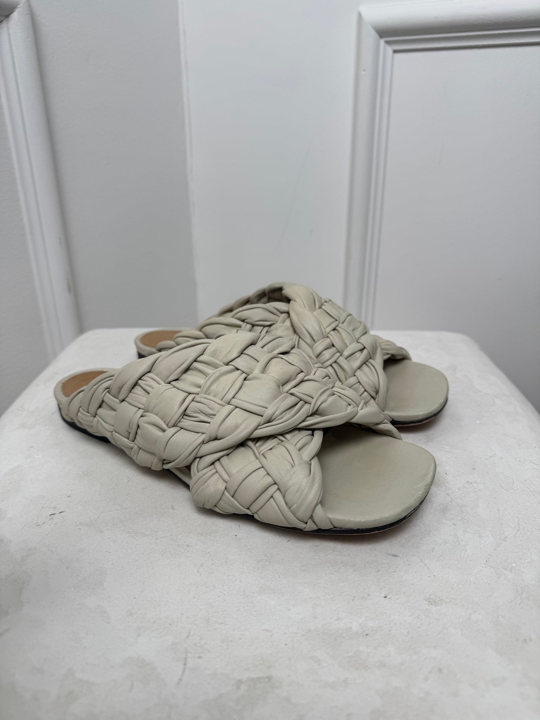 Bottega Veneta Cream Stone Woven Leather Slides, 39