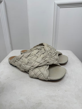 Bottega Veneta Cream Stone Woven Leather Slides, 39