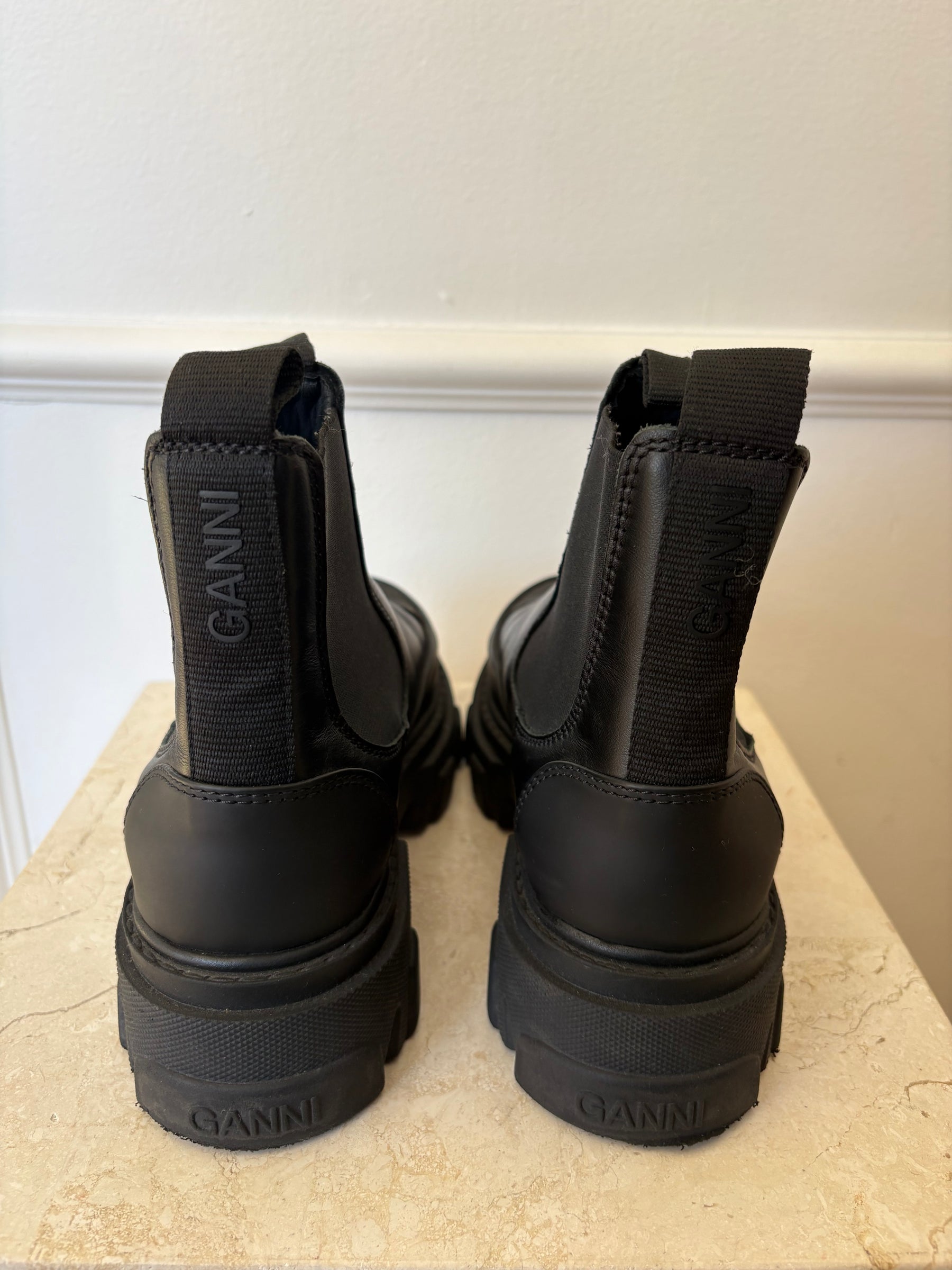 GANNI Black Leather Chelsea Boots, 36