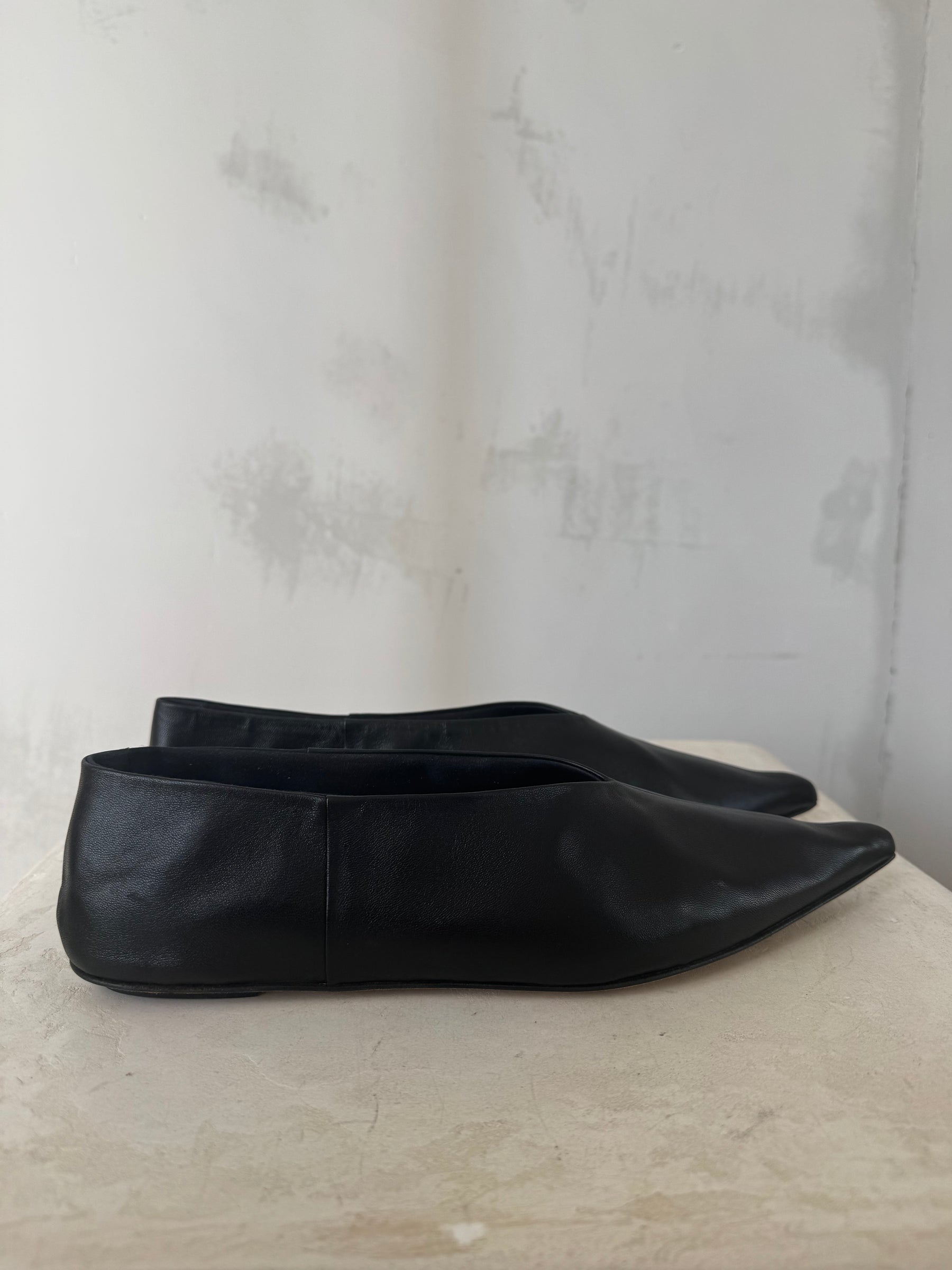 Victoria Beckham Black Leather Pointed Flats, 39