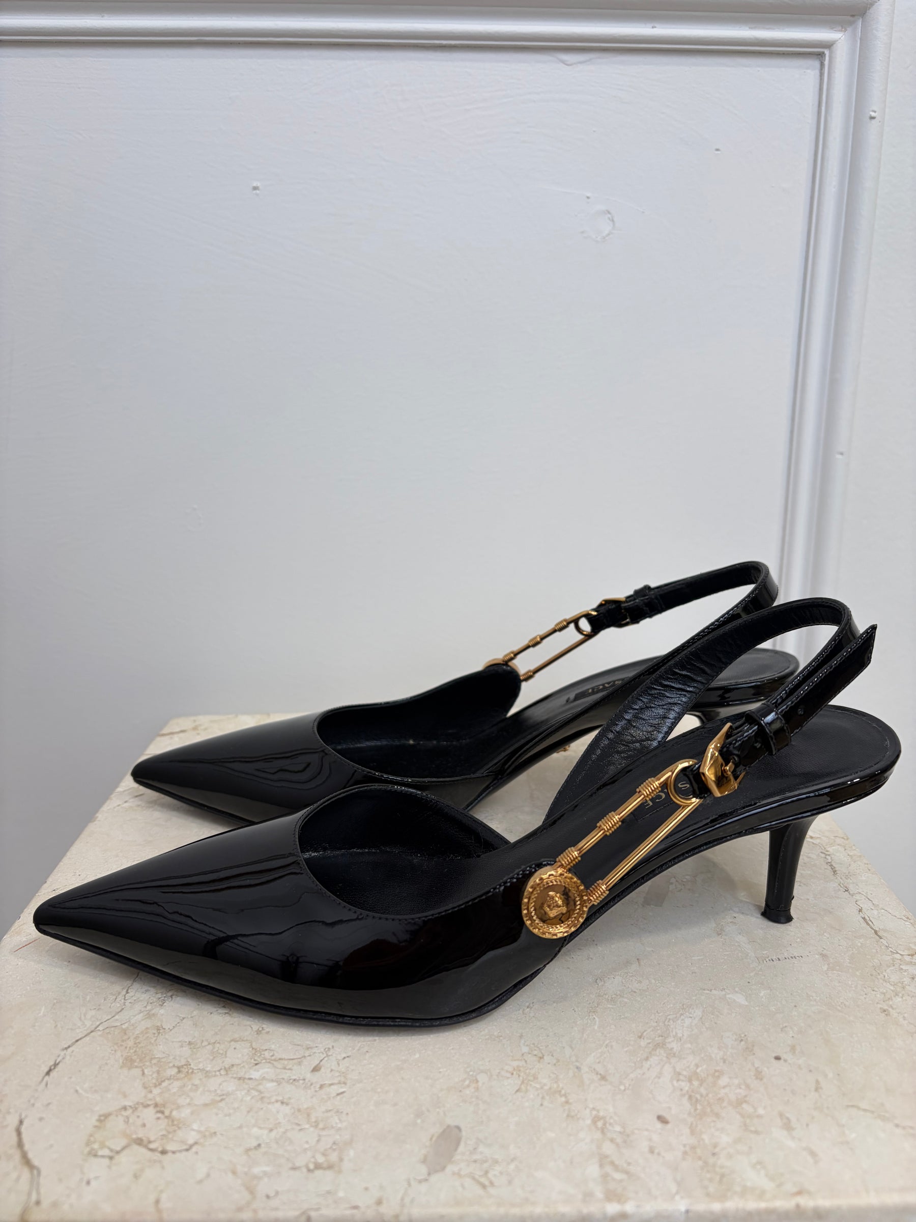 Versace Medusa 95 Plaque Detail Slingback Pumps, 39