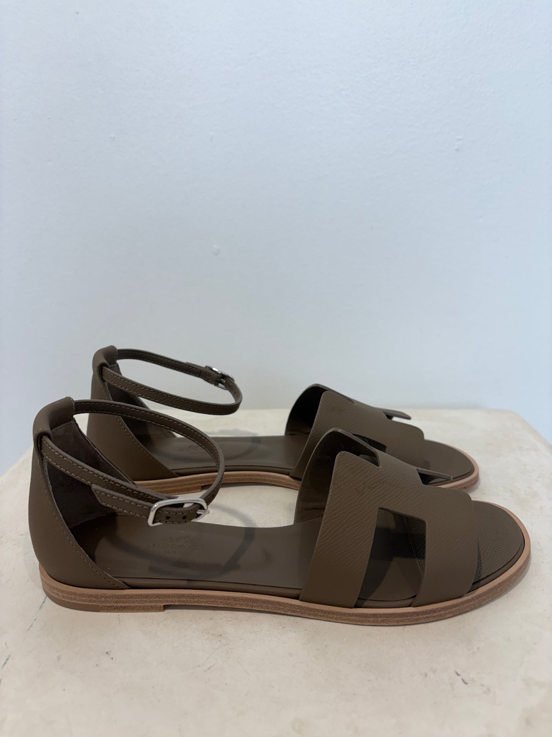 Hermès Etoupe Epsom Leather Santorini Sandals, 39
