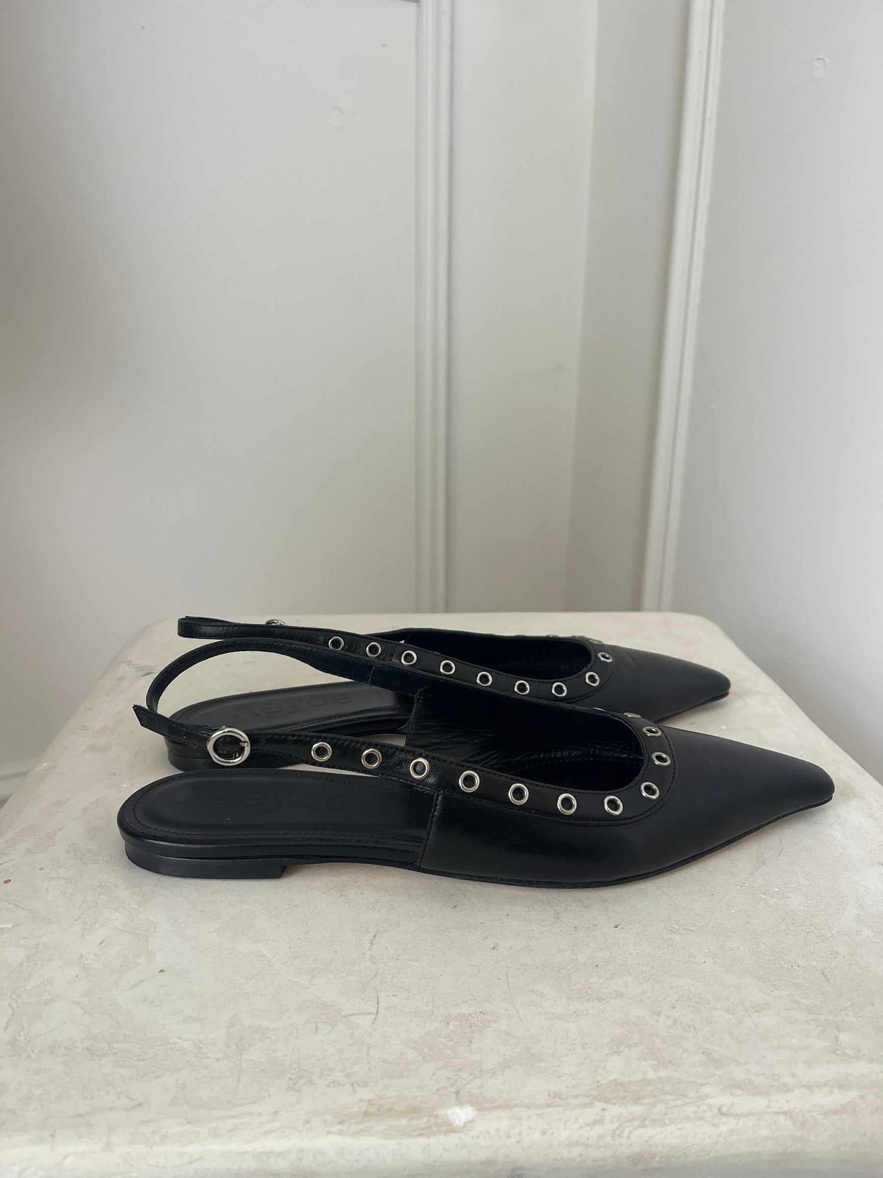 Aeyde Black Leather Pointed Slingback Flats, 38