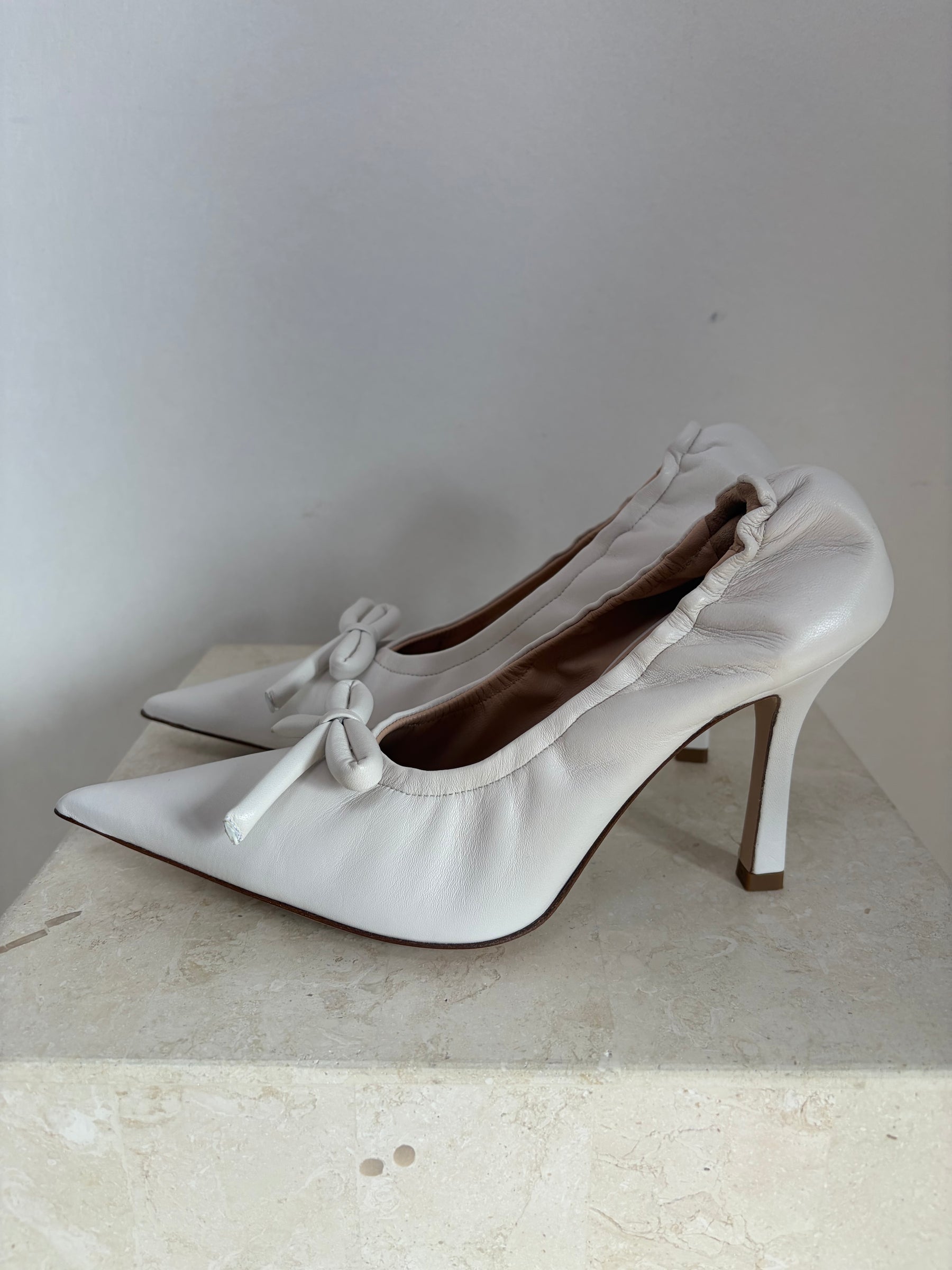 Scanlan Theodore White Bow Pumps, 38