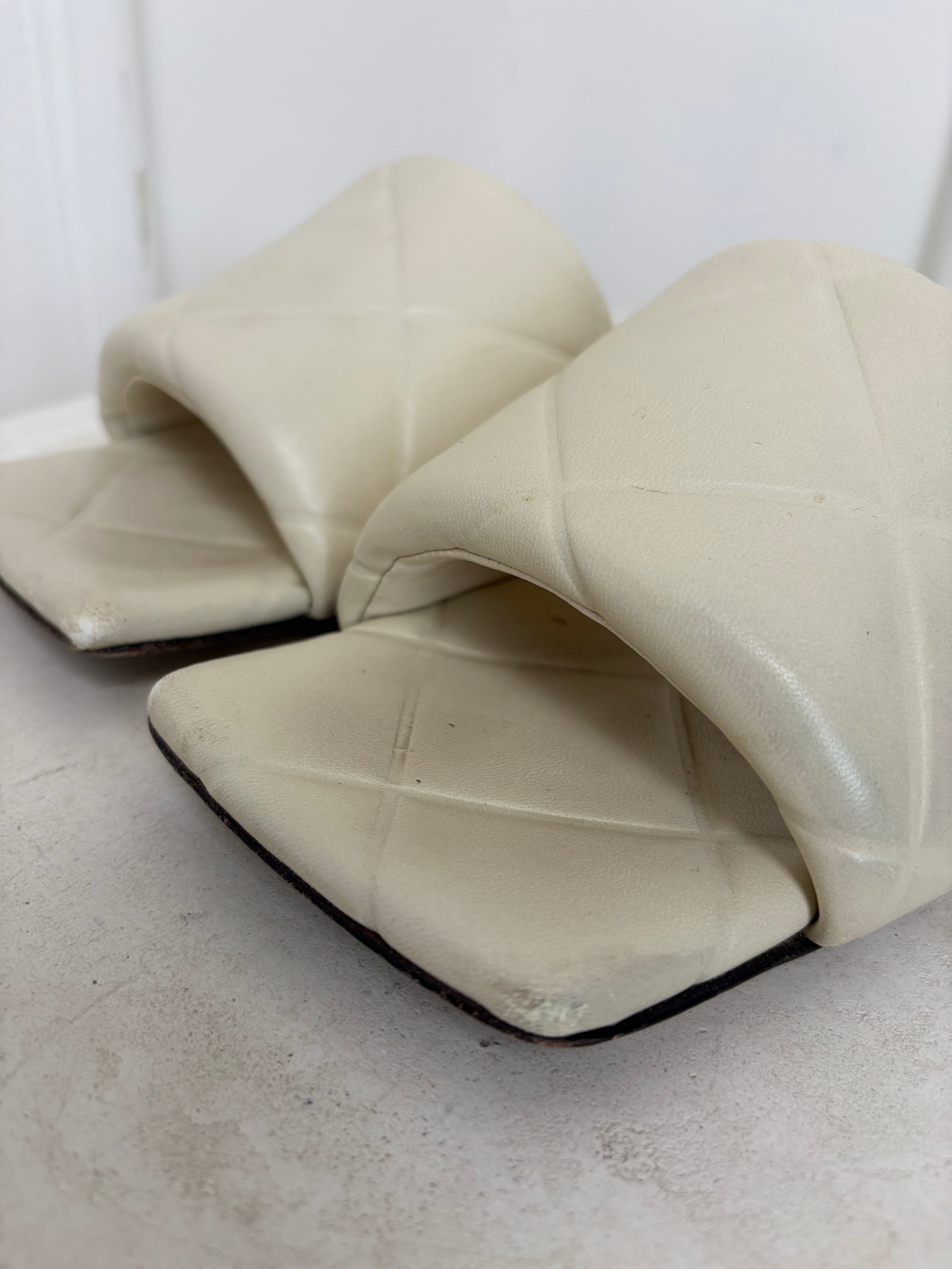 Bottega Veneta Cream Quilted Leather Lido Slides, 39.5