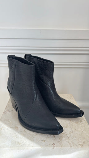 Acne Studios Black Grained Leather Ankle Boot, 40