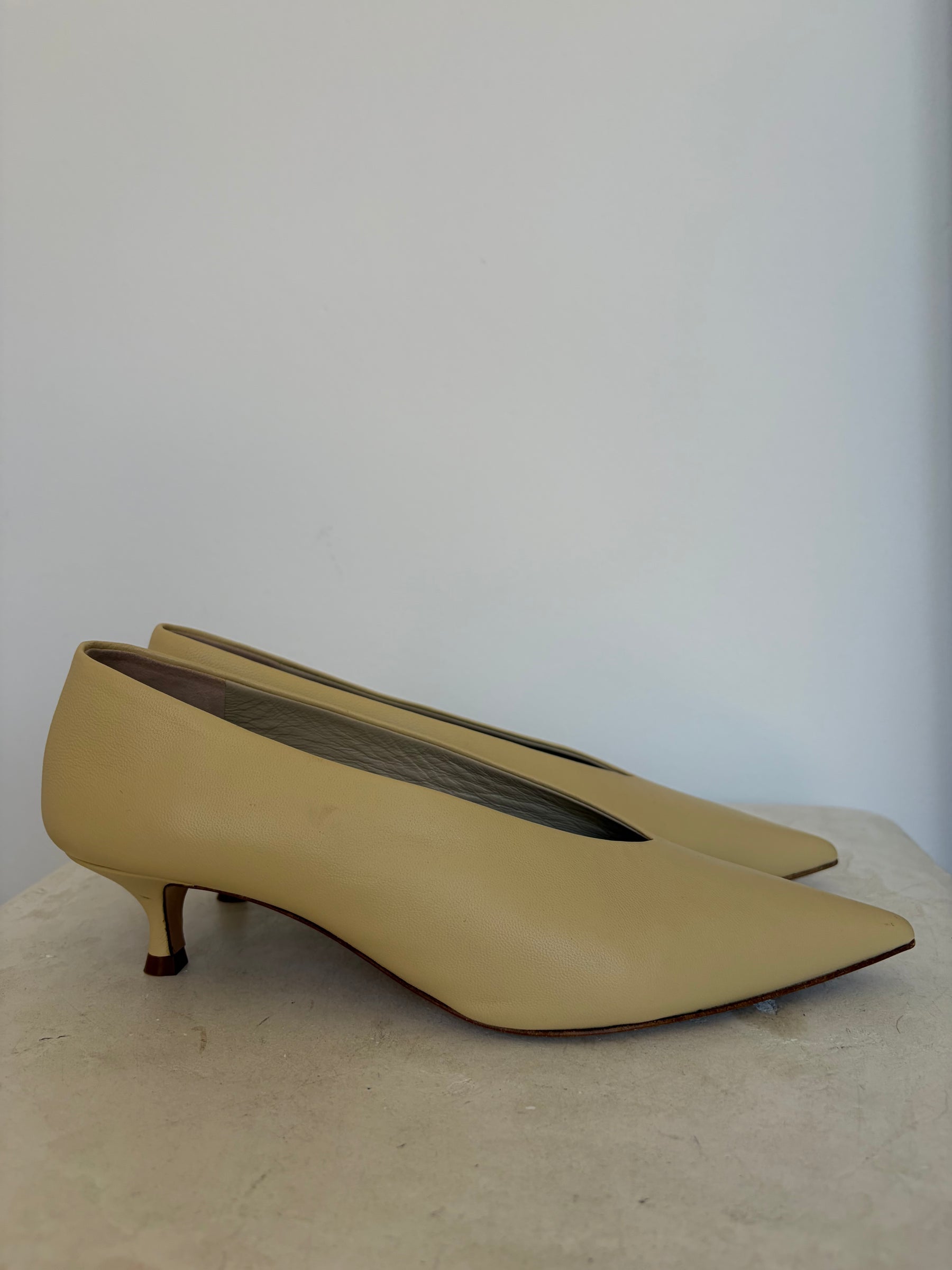 Le Monde Beryl Pointed Kitten Heel Pump In Custard, 39