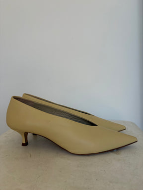 Le Monde Beryl Pointed Kitten Heel Pump In Custard, 39
