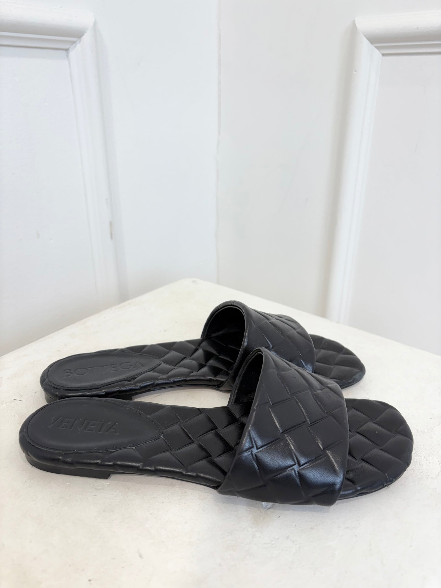 Bottega Veneta Amy Flat Sandals Black Leather, 38
