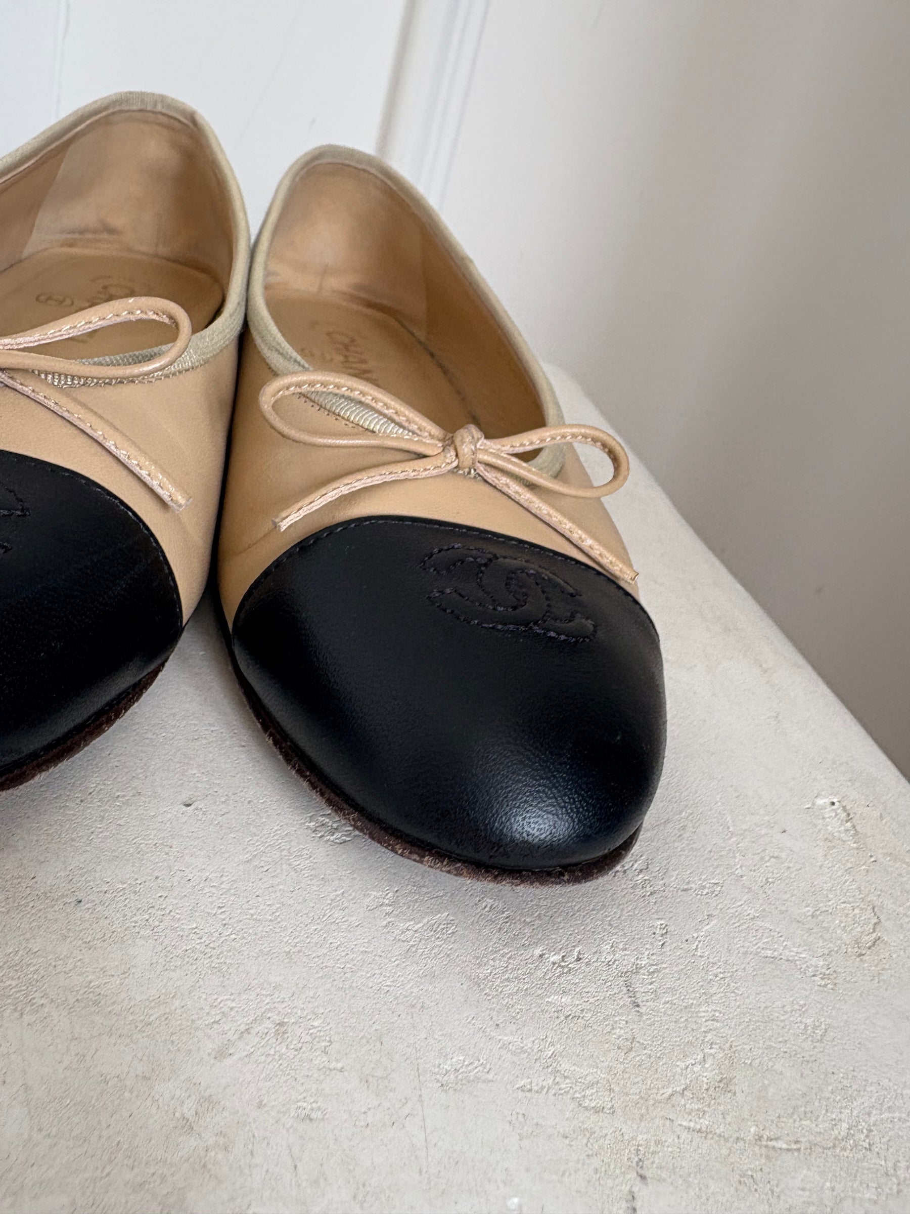 Chanel Beige and Black Leather Ballet Flats, 39