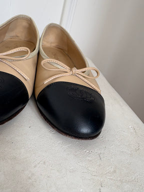Chanel Beige and Black Leather Ballet Flats, 39