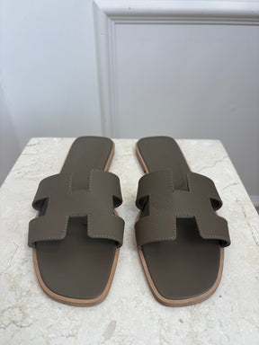 Hermès Etoupe Epsom Leather Oran Sandals, 38