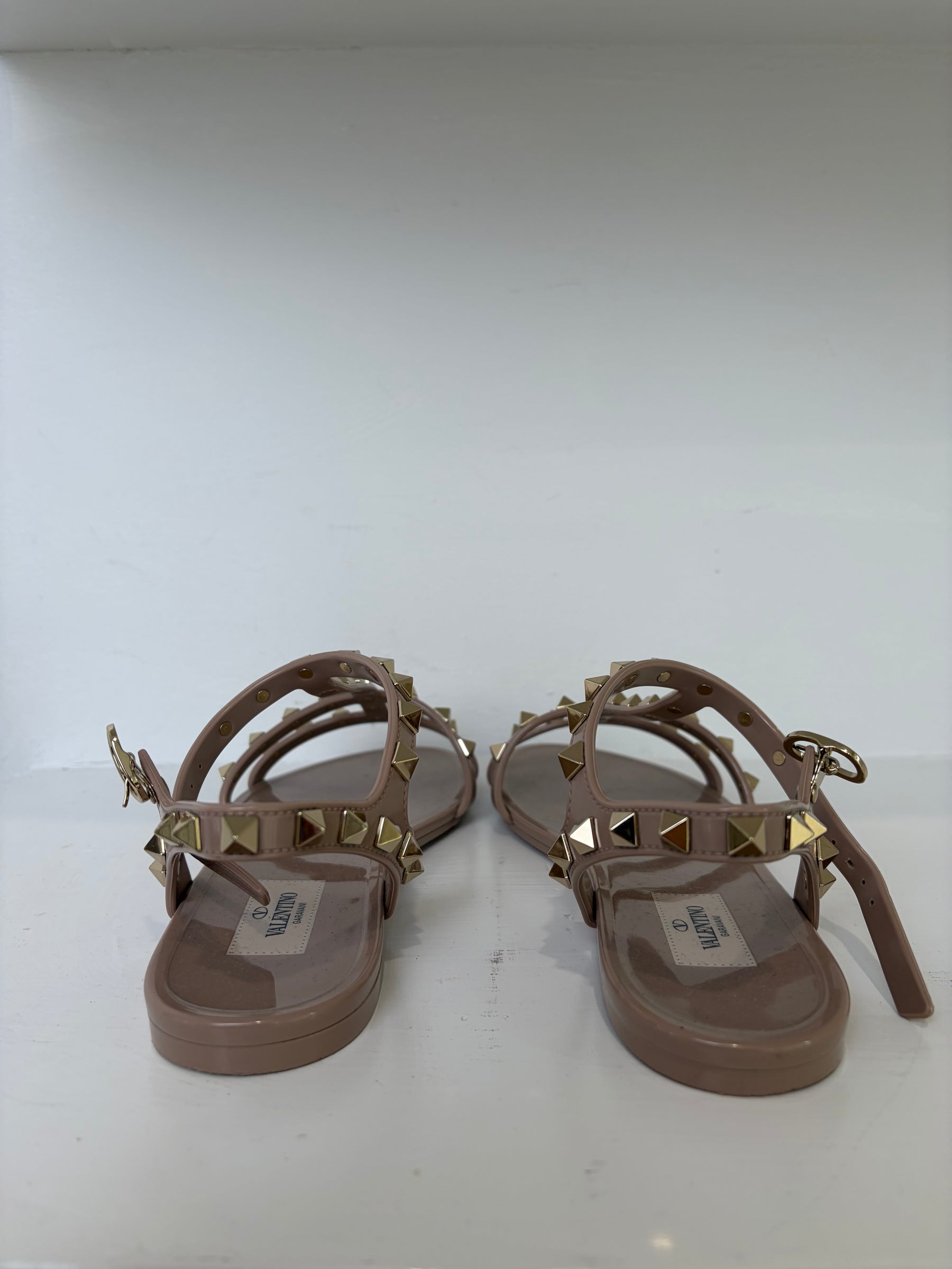 Valentino Garavani Rockstud Rubber Sandals In Poudré, 39