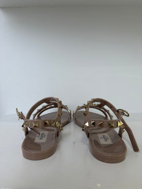 Valentino Garavani Rockstud Rubber Sandals In Poudré, 39