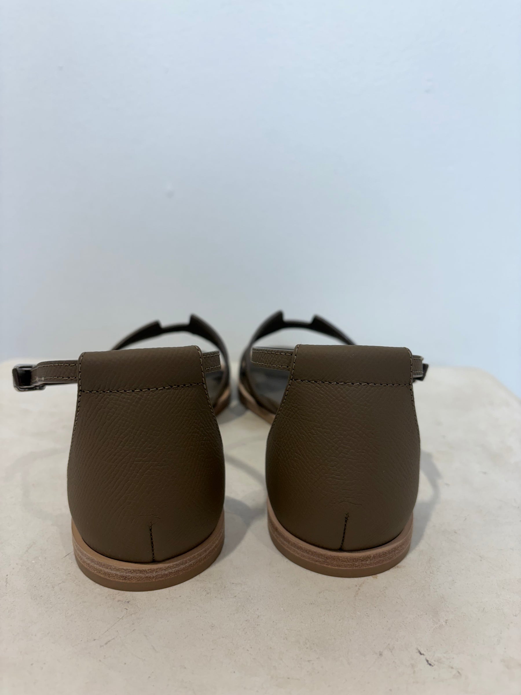 Hermès Etoupe Epsom Leather Santorini Sandals, 39