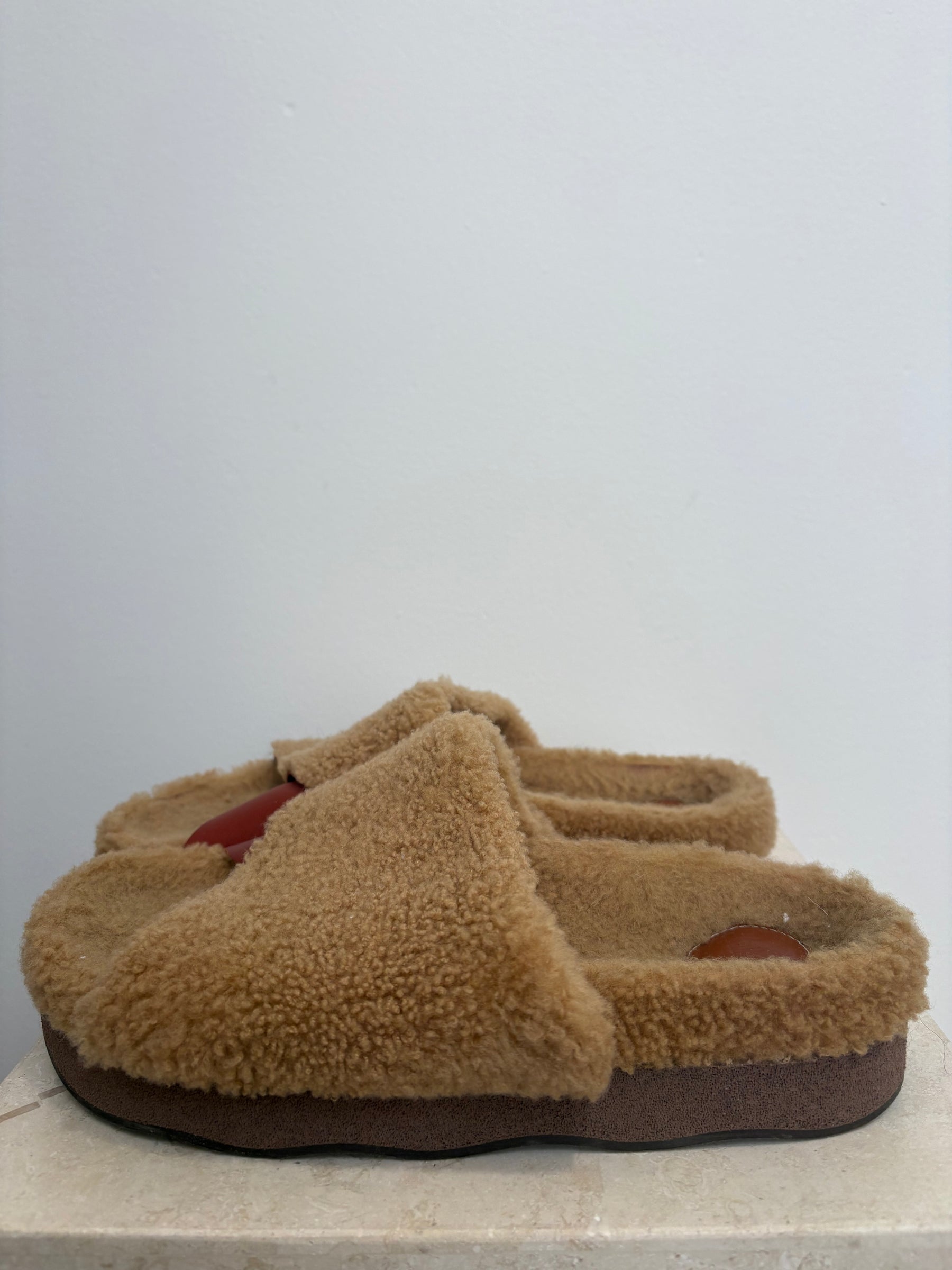 Chloe Wavy Shearling Slide Sandals In Tan, 40