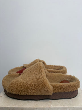 Chloe Wavy Shearling Slide Sandals In Tan, 40