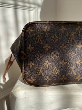 Louis Vuitton Canvas Monogram Neverfull MM Tote Bag