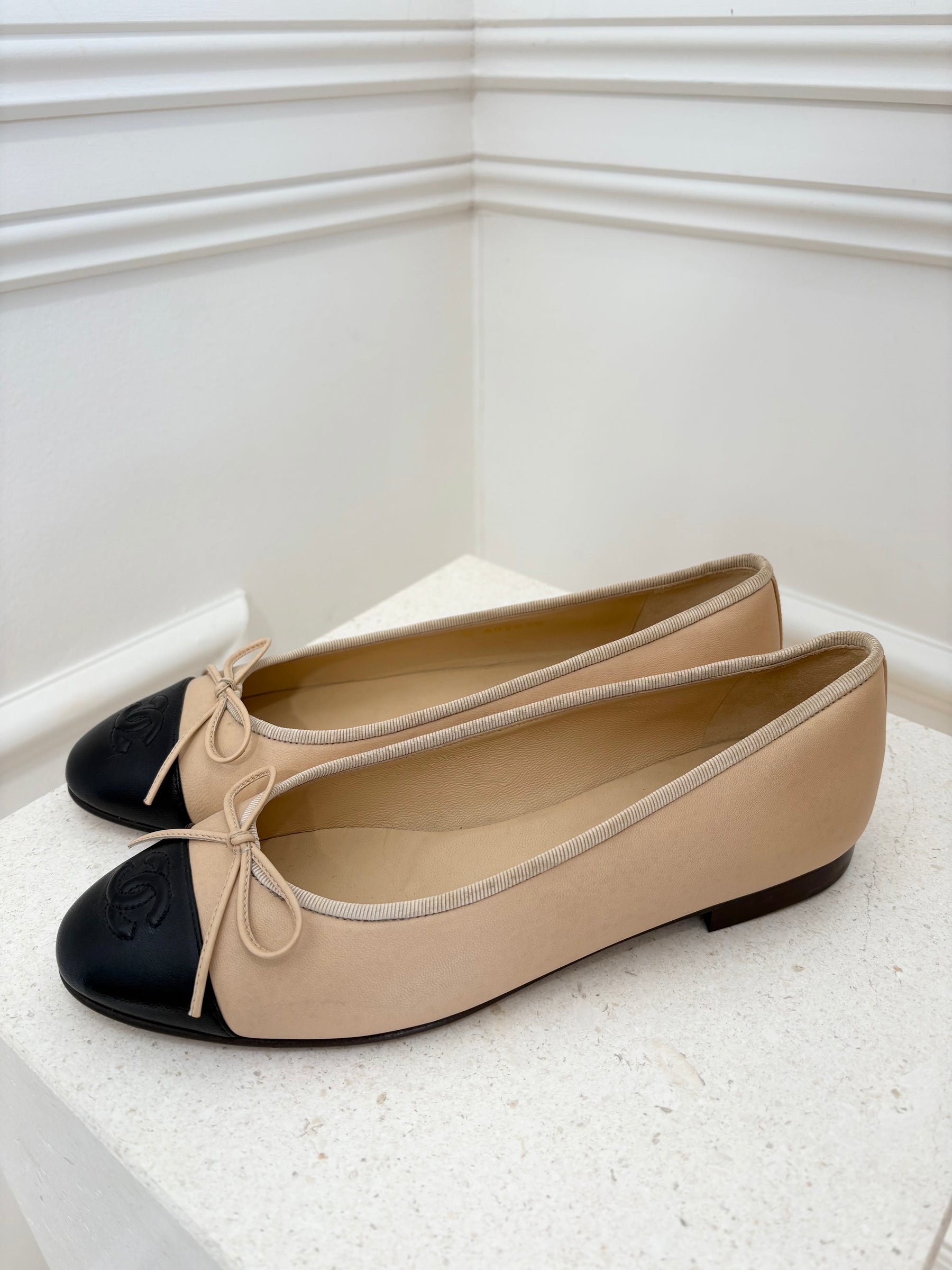 Chanel Beige and Black Ballet Flats, 38